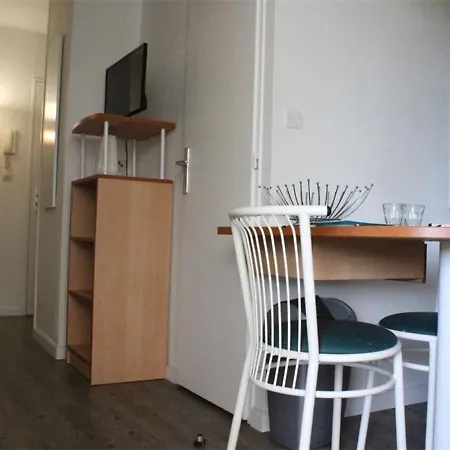Avec Terrasse Et Piscine A - A Proximite - Fr-1-246-183 *